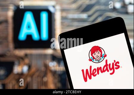 Chine. 10 novembre 2023. Dans cette illustration photo, le logo de la chaîne américaine de restauration rapide Wendy's (Nasdaq : WEN) est affiché sur un smartphone avec une puce d'intelligence artificielle (IA) et un symbole en arrière-plan. (Photo de Budrul Chukrut/SOPA Images/Sipa USA) *** strictement à des fins éditoriales *** crédit : SIPA USA/Alamy Live News Banque D'Images