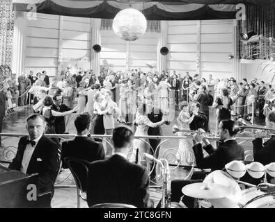 Couples dansant à la fête de la Saint-Sylvestre, années 1940 (OV2023 06) Banque D'Images