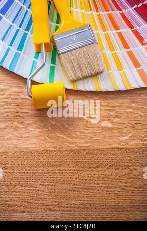 Brosse à rouleau de peinture et ventilateur de pantone sur bois de construction concept Banque D'Images