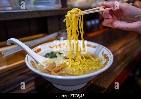 Gros plan d'un bol de délicieux ramen salé (shio) à Shibuya, Tokyo Banque D'Images