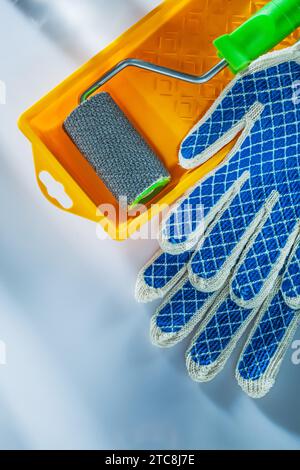 Paire de gants de sécurité rouleau de bac à peinture sur fond blanc Banque D'Images