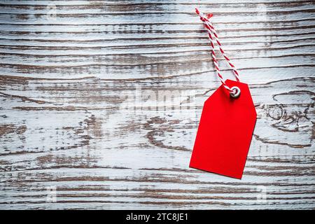 Étiquette de prix rouge sur planche en bois vintage Banque D'Images