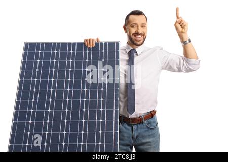 Homme professionnel derrière un panneau solaire pointant vers le haut isolé sur fond blanc Banque D'Images