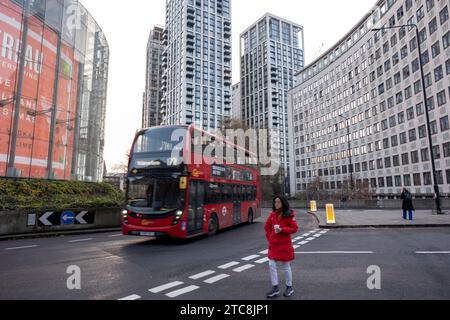 Nouveaux immeubles à côté des anciens appartements au rond-point sur Waterloo Road et Waterloo Bridge le 6 décembre 2023 à Londres, Royaume-Uni. Banque D'Images