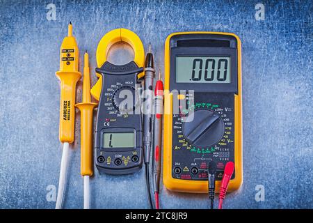 Ensemble d'ampèremètre numérique multimètre testeur électrique sur le concept d'électricité de fond métallique Banque D'Images