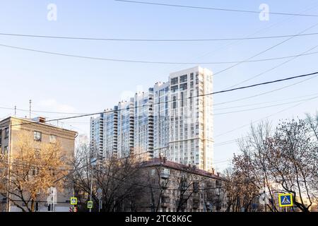 Nouveau bâtiment de plusieurs étages au-dessus de l'ancien bloc résidentiel dans le quartier Aeroport de la ville de Moscou le jour ensoleillé de l'automne Banque D'Images