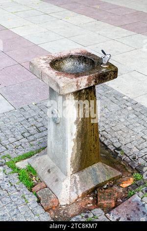 Voyage à la Géorgie - vieux barboteur d'eau avec de l'eau potable dans la rue de la ville de Tbilissi dans la journée d'automne Banque D'Images