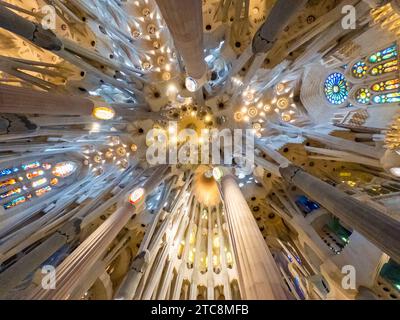 La lumière coule à travers les vitraux de la basilique de la Sagrada Familia conçus par Antoni Gaudí and Banque D'Images