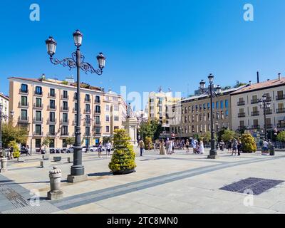 Madrid, Espagne - 28 août 2023 : anciens bâtiments historiques entourant la Plaza de Isabel II dans le centre-ville de Madrid près de l'Opéra de Madrid. Banque D'Images