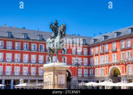 L'historique Plaza Mayor de Madrid est l'un des principaux lieux touristiques d'Espagne. La place servait de squar du marché Banque D'Images