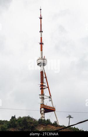 Tbilissi, Géorgie - 23 septembre 2023 : vue de la Géorgie Tbilissi TV Broadcasting Tower le jour nuageux d'automne. Tower est situé à Tbilissi, Géorgie et wa Banque D'Images