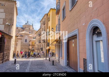Tolède, Espagne - 29 août 2023 : les touristes marchent le long des vieilles rues étroites de la ville historique de Tolède, en Espagne, site classé au patrimoine mondial de l'UNESCO Banque D'Images