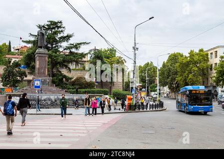 Tbilissi, Géorgie - 23 septembre 2023 : avenue Shota Rustaveli près de la station de métro Rustaveli dans la ville de Tbilissi le jour de l'automne Banque D'Images