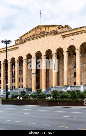 Tbilissi, Géorgie - 23 septembre 2023 : Edifice du Parlement de Géorgie sur l'avenue Shota Rustaveli dans la ville de Tbilissi le jour couvert de l'automne Banque D'Images