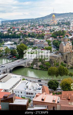 Tbilissi, Géorgie - 23 septembre 2023 : vue de dessus de la ville de Tbilissi avec la place de l'Europe depuis la forteresse de Narikala le soir nuageux d'automne Banque D'Images