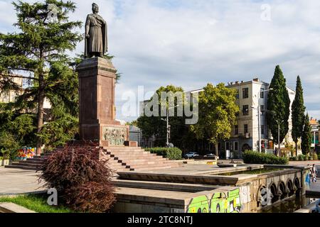 Tbilissi, Géorgie - 24 septembre 2023 : Monument à Shota Rustaveli sur l'avenue Rustaveli dans la ville de Tbilissi le matin d'automne. Monument a été installé en 193 Banque D'Images
