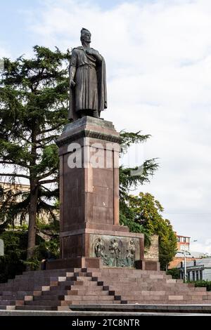 Tbilissi, Géorgie - 24 septembre 2023 : statue de Shota Rustaveli sur l'avenue Rustaveli dans la ville de Tbilissi le matin d'automne. Monument a été installé en 1938 Banque D'Images