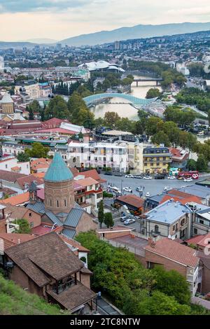 Tbilissi, Géorgie - 23 septembre 2023 : vue ci-dessus de la vieille ville de Tbilissi avec la rivière Kura de la forteresse de Narikala sur le crépuscule nuageux d'automne Banque D'Images