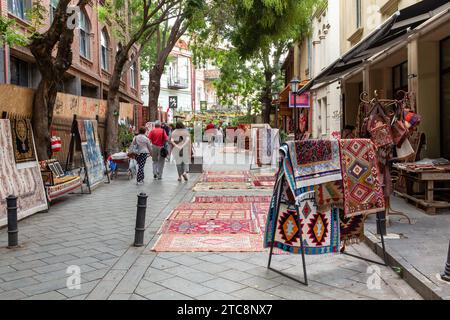 Tbilissi, Géorgie - 25 septembre 2023 : marché de rue des tapis locaux faits à la main sur la rue Sioni dans la ville de Tbilissi le jour couvert de l'automne Banque D'Images