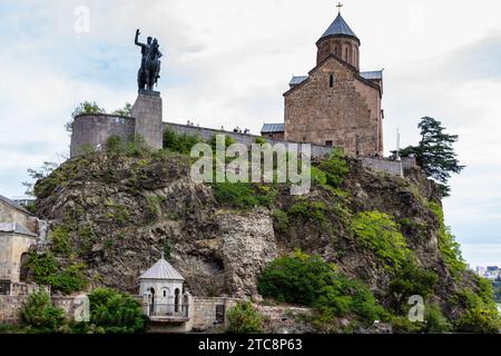 Tbilissi, Géorgie - 26 septembre 2023 : vue de dessous de la statue équestre du roi Vakhtang Gorgasali et de l'église de l'Assomption de la Vierge Marie de Metekhi à TBI Banque D'Images