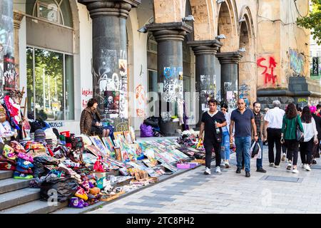 Tbilissi, Géorgie - 27 septembre 2023 : marché aux puces avec des peintures d'artiste local près de la station de métro Shota Rustaveli dans la ville de Tbilissi le jour de l'automne Banque D'Images