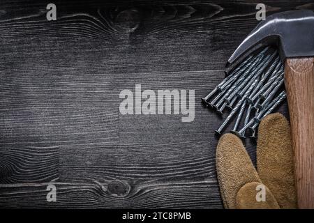 Gants de sécurité en cuir construction en métal clous griffe marteau copie espace Banque D'Images