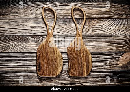 Deux petites planches de service avec de grandes poignées en gros plan sur du vieux bois Banque D'Images