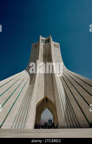 Téhéran, tour Azadi en Iran, tour de liberté ou liberté vue bas angle. Banque D'Images