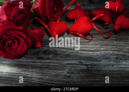 Bouquet de coeurs de roses rouges sur planche de bois Banque D'Images