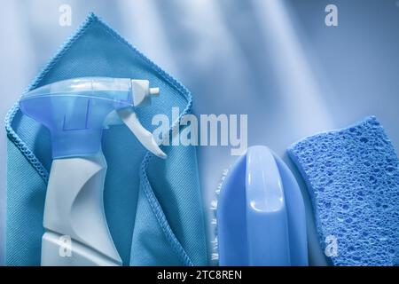 Brosse éponge de pulvérisateur de flanelle bleue sur fond blanc Banque D'Images