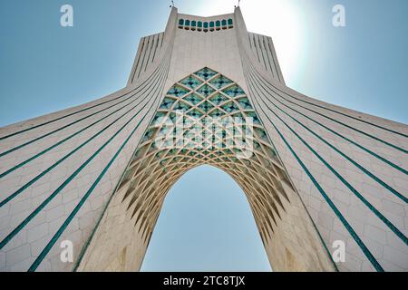 Téhéran, tour Azadi en Iran, tour de liberté ou liberté vue bas angle. Banque D'Images