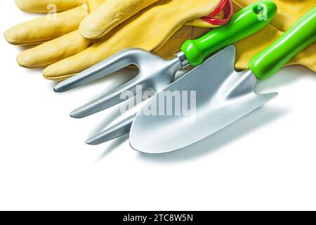 Agro Tools fourche de jardin et pelle à main avec gants de travail jaunes isolés blanc Banque D'Images