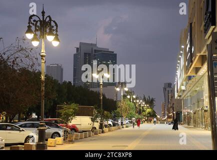 Les clients du soir à Riyad Banque D'Images