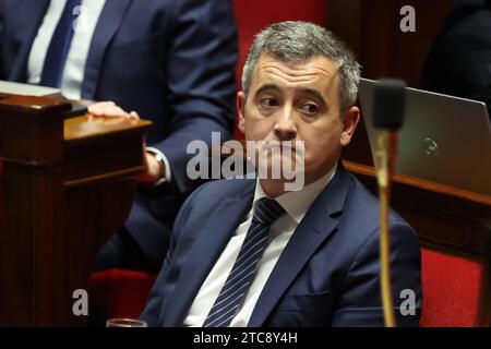 Paris, France. 11 décembre 2023. © PHOTOPQR/LE PARISIEN/le parisien/Arnaud Journois ; PARIS ; 11/12/2023 ; POLITIQUE, ASSEMBLEE NATIONALE, 11/12/2023, SÉANCE PUBLIQUE/ GERALD DARMANIN Ministre de l'intérieur et des outre-mer Ministre français de l'intérieur Gerald Darmanin dans l'attente d'un débat sur le projet de loi de contrôle de l'immigration à l'Assemblée nationale crédit : MAXPPP/Alamy Live News Banque D'Images