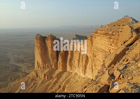 Touristes sur les falaises spectaculaires au bord du monde en Arabie Saoudite Banque D'Images