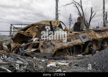 Char brûlé et détruit les bâtiments de l'usine Azovstal dans la guerre de Marioupol en Ukraine avec la Russie Banque D'Images