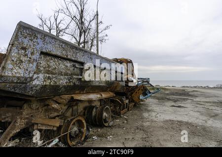 Voitures brûlées et bâtiments détruits de l'atelier de l'usine Azovstal dans la guerre de Marioupol en Ukraine avec la Russie Banque D'Images