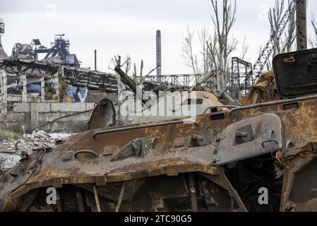 Char brûlé et détruit les bâtiments de l'usine Azovstal dans la guerre de Marioupol en Ukraine avec la Russie Banque D'Images