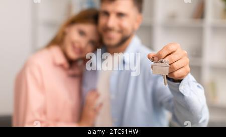 Couple heureux tenant et montrant les clés de la nouvelle maison d'appartement Banque D'Images