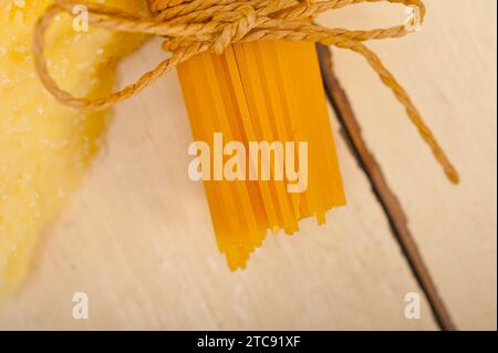 Les pâtes italiennes ingrédients alimentaires de base fromage parmesan et huile d'olive vierge extra Banque D'Images