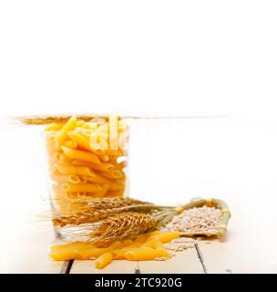 Penne de pâtes italiennes courtes avec grains de blé dur Banque D'Images