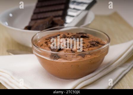 Mousse fraîche au chocolat maison à base de chocolat amer, gros plan Banque D'Images