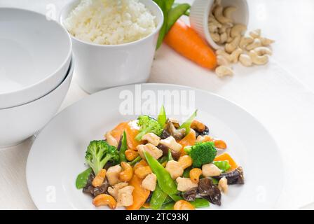Poulet frais et légumes sautés avec des noix de cajou, plat typiquement chinois Banque D'Images