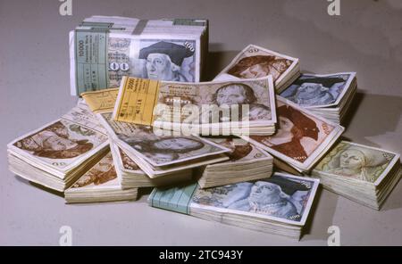 DEU, Allemagne : diapositives historiques des années 84-85 r, Iserlohn. Finances. Beaucoup d'argent dans D-Mark ca 1984 Banque D'Images