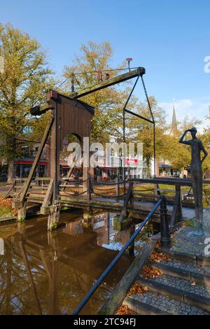 Pont sur le canal principal, pont bascule, Papenburg, Emsland, Basse-Saxe, Allemagne Banque D'Images