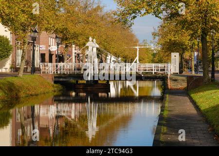 Pont sur le canal principal, pont bascule, Papenburg, Emsland, Basse-Saxe, Allemagne Banque D'Images