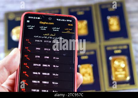 Le Caire, Egypte, décembre 8 2023 : Prix de l'or Isagha en Egypte, en Arabie Saoudite, au Koweït et aux Emirats Arabes Unis, demande Isagha pour le prix de l'or, avec le ged Banque D'Images