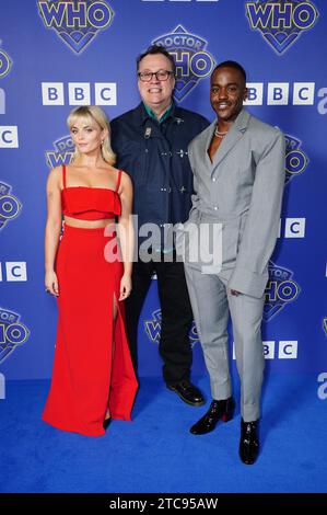 Millie Gibson, Russell T. Davies et Ncuti Gatwa, arrivent pour la première de Doctor Who au BFI Southbank à Londres. Date de la photo : lundi 11 décembre 2023. Banque D'Images