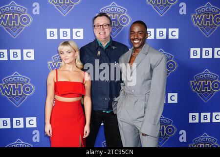 Millie Gibson, Russell T. Davies et Ncuti Gatwa, arrivent pour la première de Doctor Who au BFI Southbank à Londres. Date de la photo : lundi 11 décembre 2023. Banque D'Images