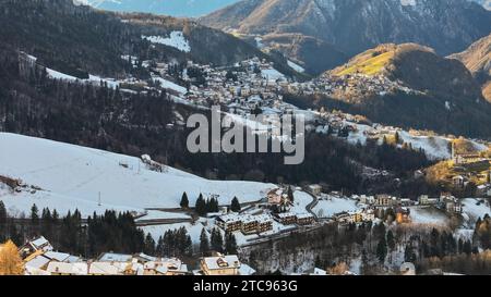 Vue aérienne de la vallée du Riso et de la ville de Zambla, Lombardie, Italie Banque D'Images